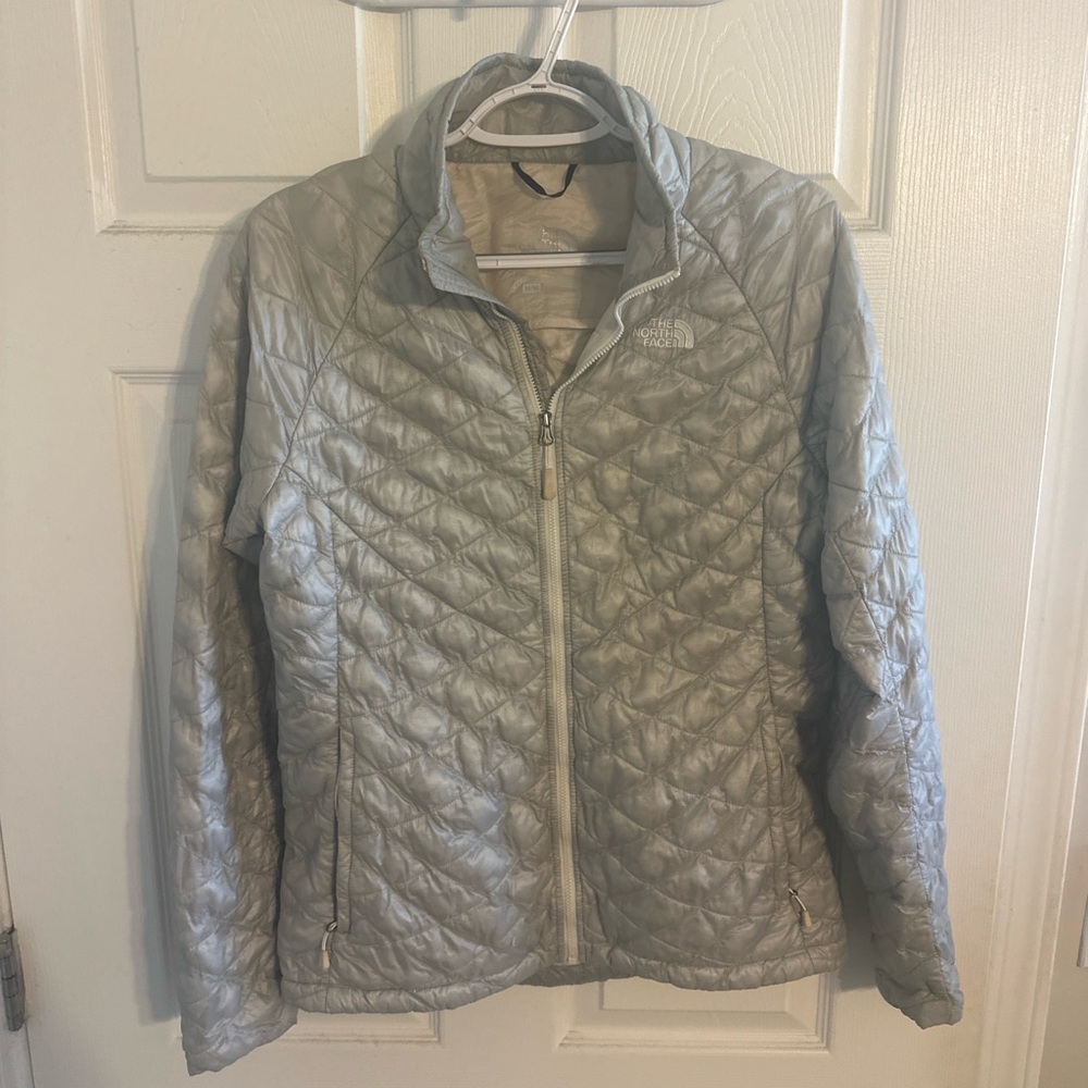 Women’s The North Face Quilted Jacket – Light Silver Gray, Size Medium